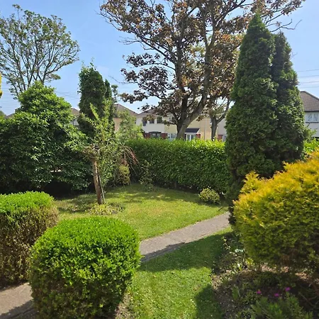 Vendégház Cozy In With Garden Access